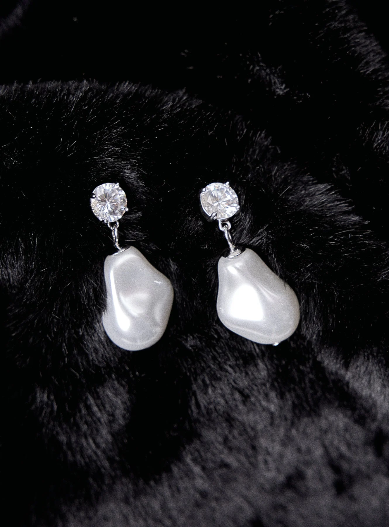 Mottled Pearl Earrings - Image 5